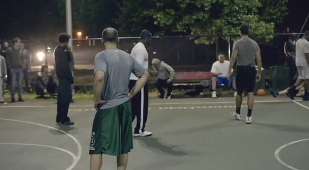 Video: Čo sa stane, keď sa basketbalový hráč oblečie ako starý muž!